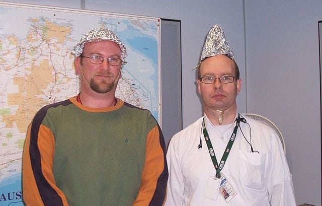 کلاه فویلی که به اعتقاده عده‌ای از ذهن‌خوانی مردم توسط حکومت‌ها جلوگیری می‌کند. عکس از ویکی‌مدیا